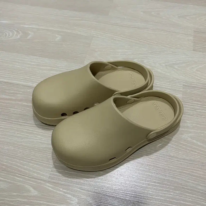 [BUNJANG] 23.65 Clog Slippers Beige 240 / 23.65 클로그 슬리퍼 베이지 240