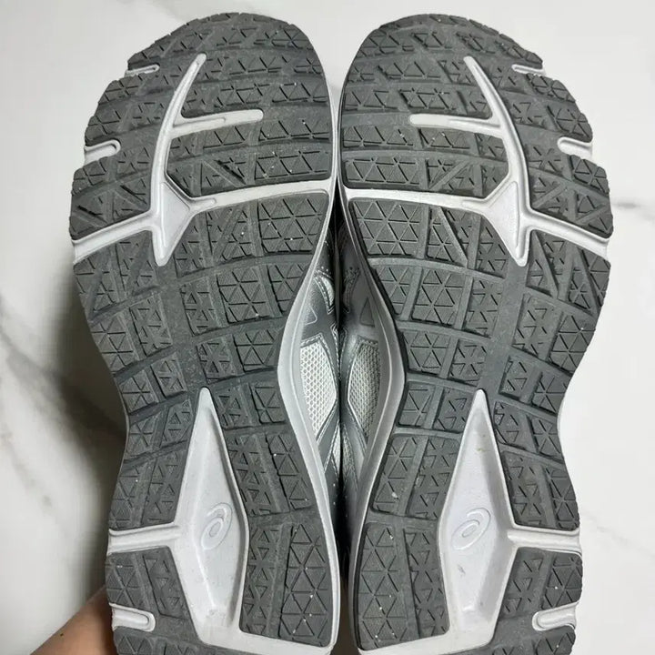 [BUNJANG] Asics Jog 100 S (2E) Glacier Grey Sneakers / 아식스 조그 100 S (2E) - 글래시어 그레이:퓨어 실버 / 120