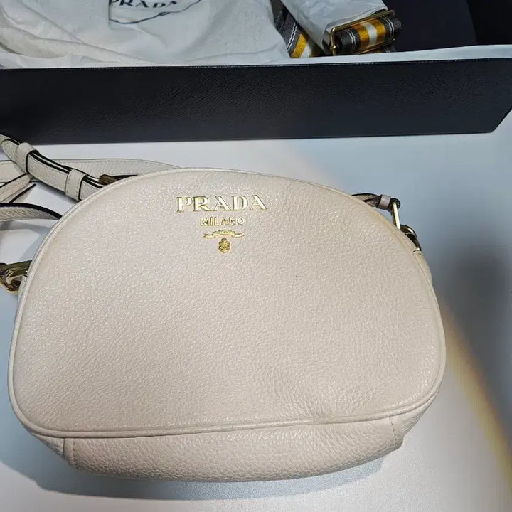 [BUNJANG] Prada Vitello Daino Leather Bandoliera Round Crossbody Bag / 프라다 화이트 비텔로 다이노 레더 반돌리에라 라운드 크로스백