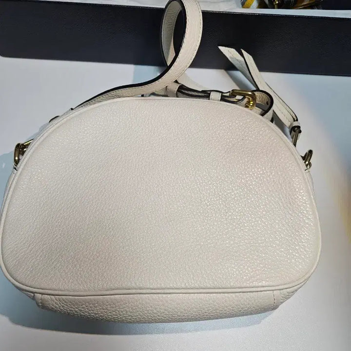[BUNJANG] Prada Vitello Daino Leather Bandoliera Round Crossbody Bag / 프라다 화이트 비텔로 다이노 레더 반돌리에라 라운드 크로스백
