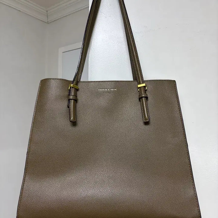 [BUNJANG] Charles &amp; Keith Classic Double Handle Tote Bag (Khaki) / 찰스앤키스 클래식 더블핸들토트백 (카키)