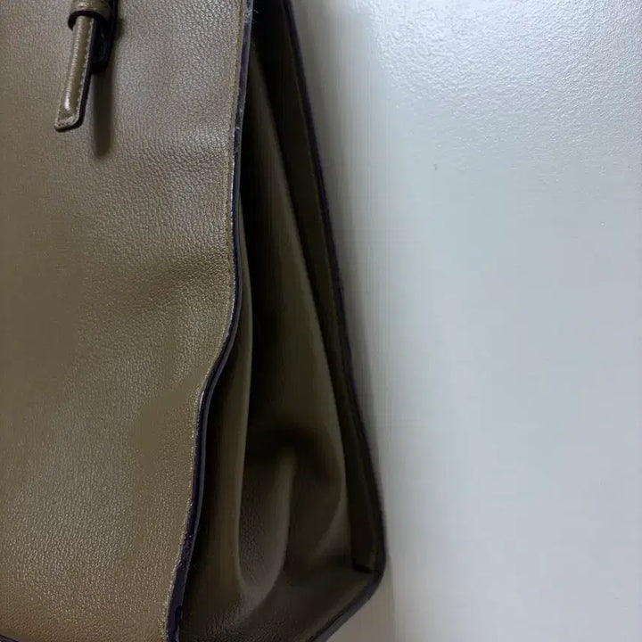 [BUNJANG] Charles &amp; Keith Classic Double Handle Tote Bag (Khaki) / 찰스앤키스 클래식 더블핸들토트백 (카키)