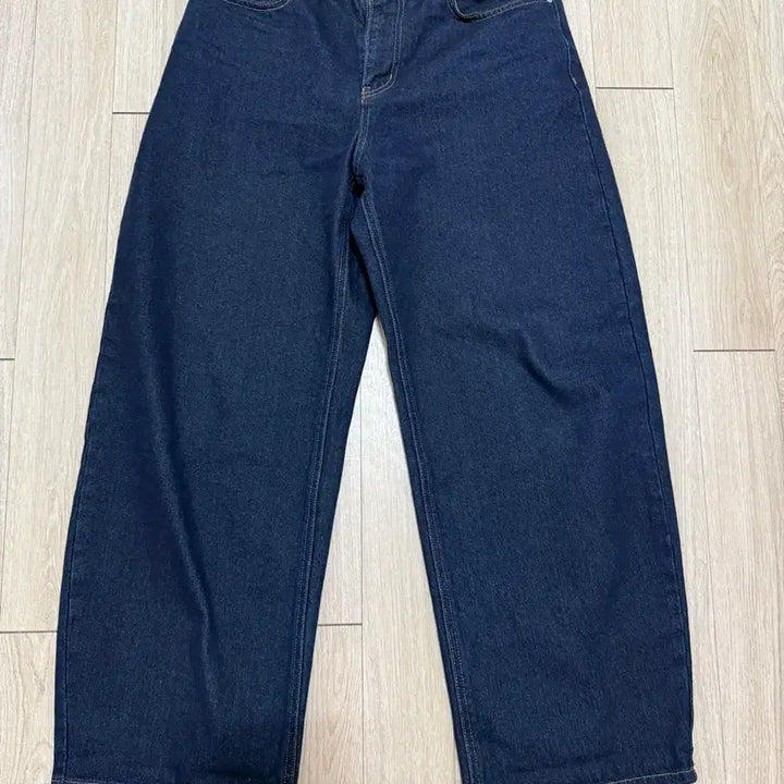 [SOLD OUT] 무탠다드 커브드 데님팬츠 딥 인디고 32 팝니다