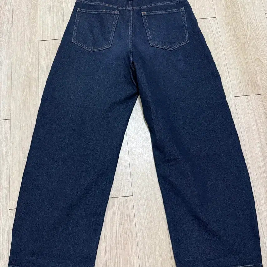 [SOLD OUT] 무탠다드 커브드 데님팬츠 딥 인디고 32 팝니다