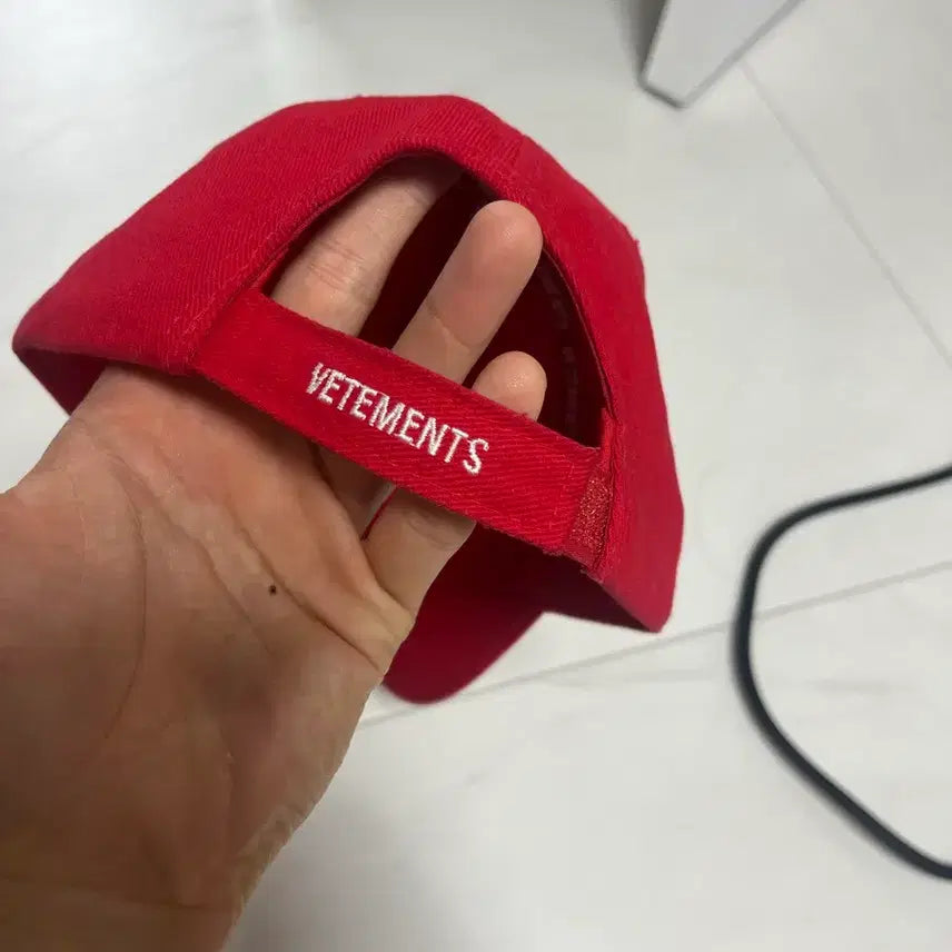 [BUNJANG] VETEMENTS 16 Season Capsule Collection Limited Edition Red Cap / 16시즌 베트멍 캡슐컬렉션 한정판 레드 캡 (빈지노 착용)
