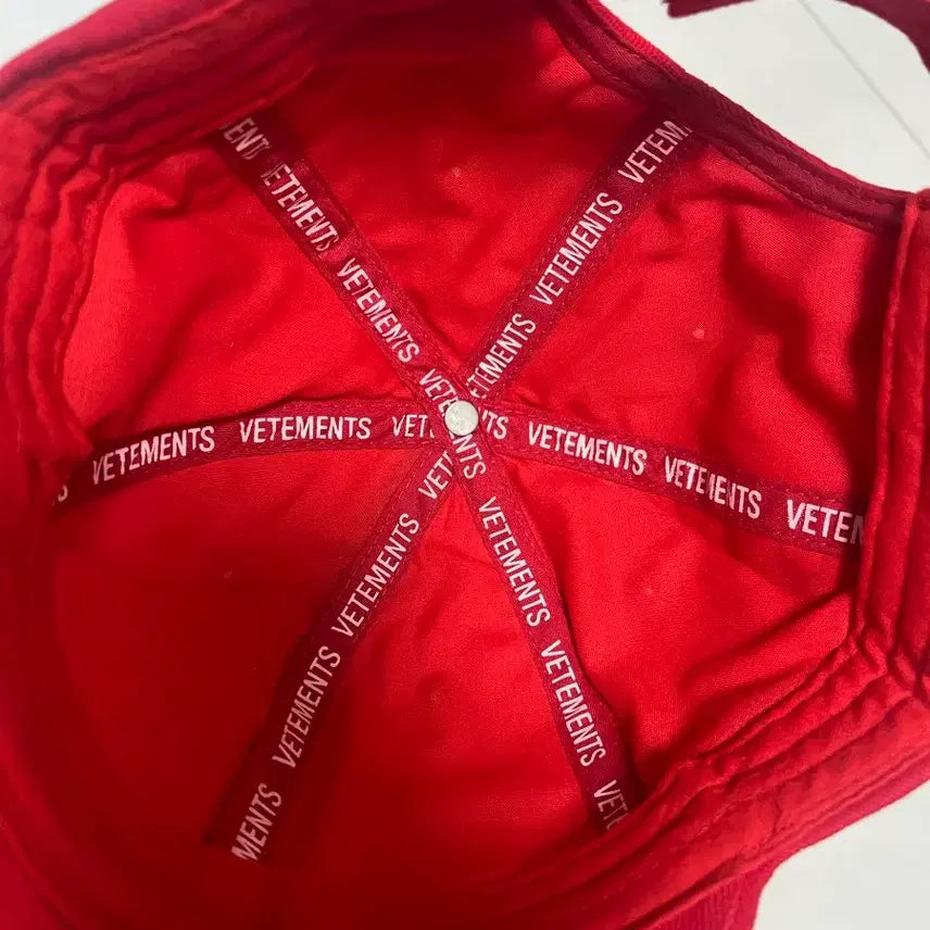 [BUNJANG] VETEMENTS 16 Season Capsule Collection Limited Edition Red Cap / 16시즌 베트멍 캡슐컬렉션 한정판 레드 캡 (빈지노 착용)