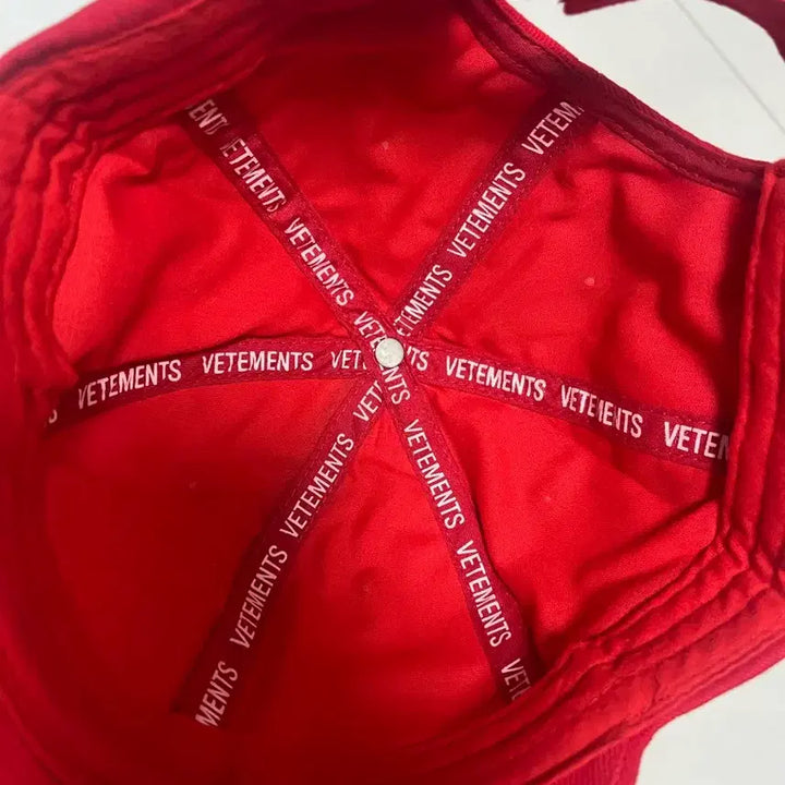 [BUNJANG] VETEMENTS 16 Season Capsule Collection Limited Edition Red Cap / 16시즌 베트멍 캡슐컬렉션 한정판 레드 캡 (빈지노 착용)