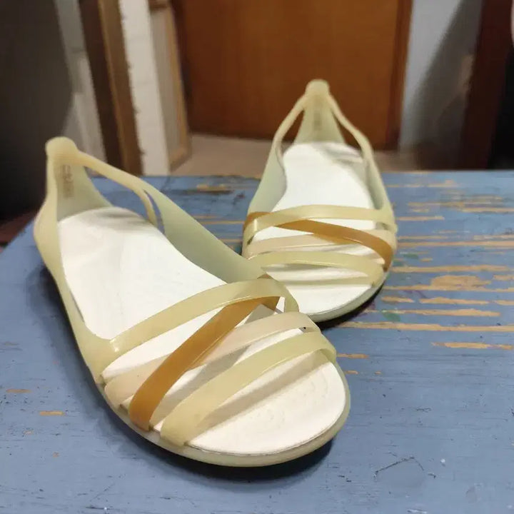 [BUNJANG] Crocs Isabella Huarache Flat Sandals (Oyster, Size 7) / 크록스 이사벨라 후라체 플랫 (오이스터 7사이즈)