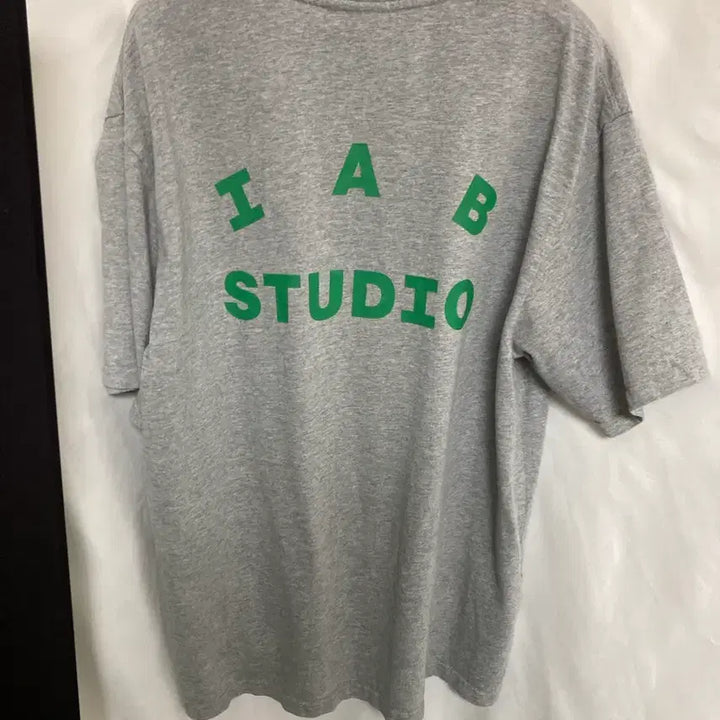 [BUNJANG] IAB STUDIO 그레이 반팔 티셔츠 빅로고 / IAB STUDIO 그레이 반팔 티셔츠 빅로고