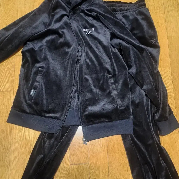 [BUNJANG] Reebok Velvet Tracksuit Set Black Size 66 / 리복 벨벳 트레이닝복 세트 블랙 (66)