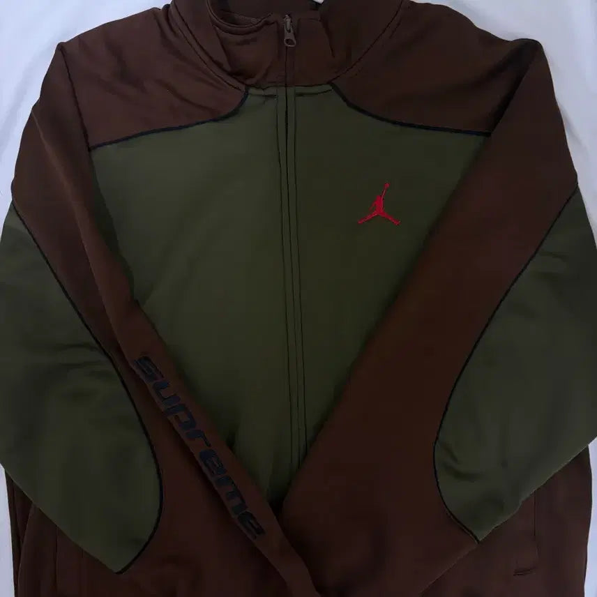 [SOLD OUT] 슈프림 x 조던 트리콧 트랙 자켓 올리브 - 24FW (L)