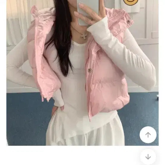 [BUNJANG] 에이블리 데일리문 숏 크롭 하이넥 조끼 패딩 (핑크) / 에이블리 데일리문 숏 크롭 하이넥 조끼 패딩 (핑크)