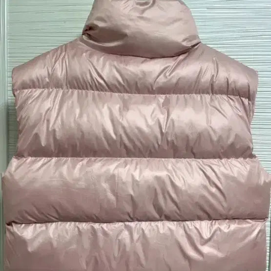[BUNJANG] 에이블리 데일리문 숏 크롭 하이넥 조끼 패딩 (핑크) / 에이블리 데일리문 숏 크롭 하이넥 조끼 패딩 (핑크)
