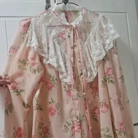 [BUNJANG] Rose Pattern Lace Collar Blouse / 레이스 카라 장미 패턴 블라우스 새상품
