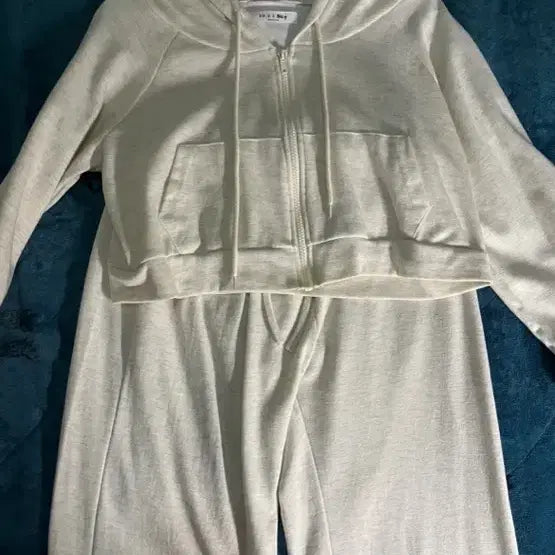 [BUNJANG] 키작녀 꾸안꾸 트레이닝 상하의 세트 (오트밀) / 키작녀 꾸안꾸 트레이닝 상하의 세트 (오트밀)