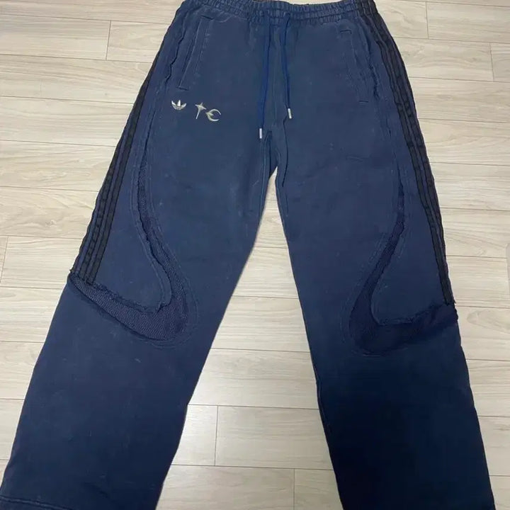 [BUNJANG] Thug Club x Adidas Teamgeist Sweatpants Indigo KR M / 떠그클럽 아디다스 팀가이스트 스웨트 팬츠 나이트 인디고 KR M SIZE