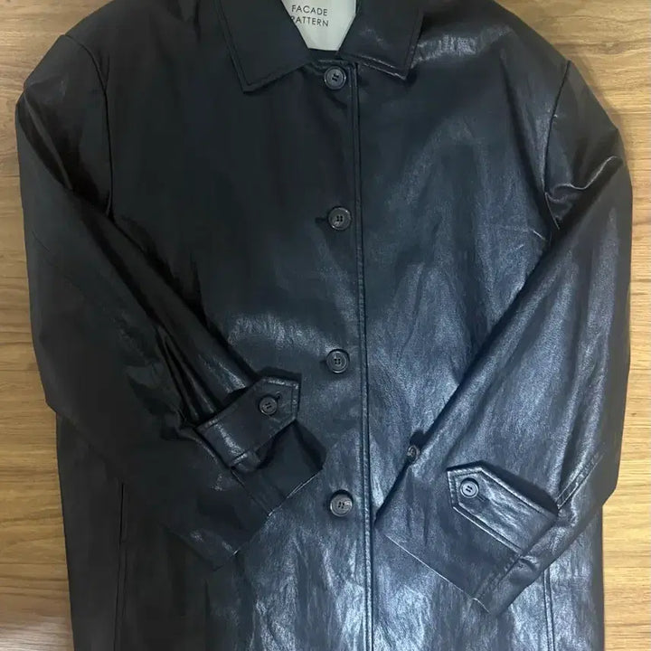 [SOLD OUT] 파사드 패턴 블랙 레더 코트