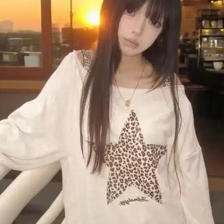 [BUNJANG] 아메리칸 디자인 레오파드 프린트 스타 원숄더 긴팔티 스웨트셔츠 / 아메리칸 디자인 레오파드 프린트 스타 원숄더 긴팔티 스웨트셔츠