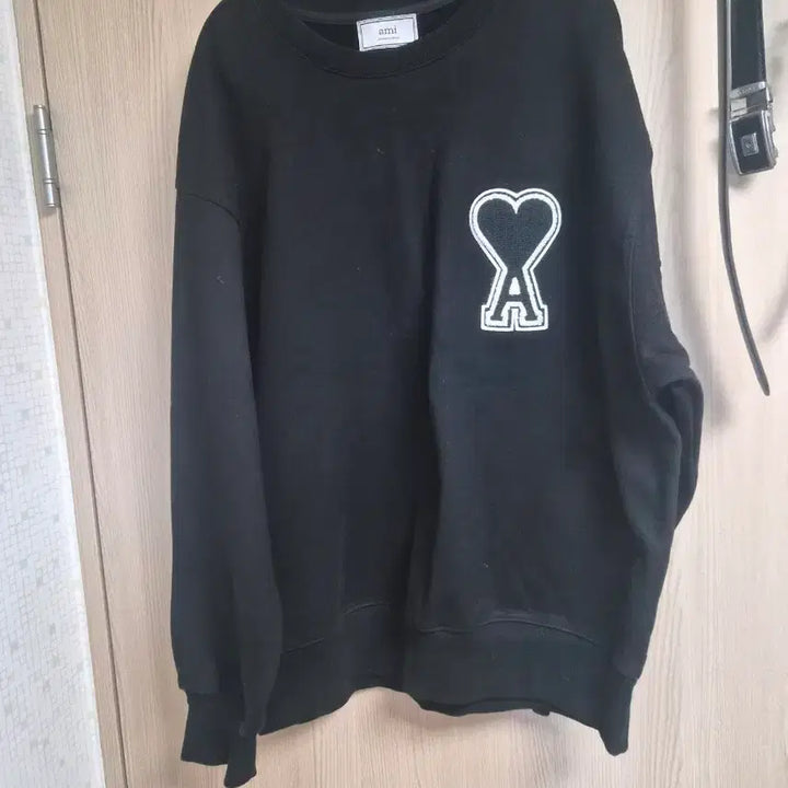 [BUNJANG] BTS Army Heart Logo Black Sweatshirt / 아미 하트 로고 블랙 맨투맨