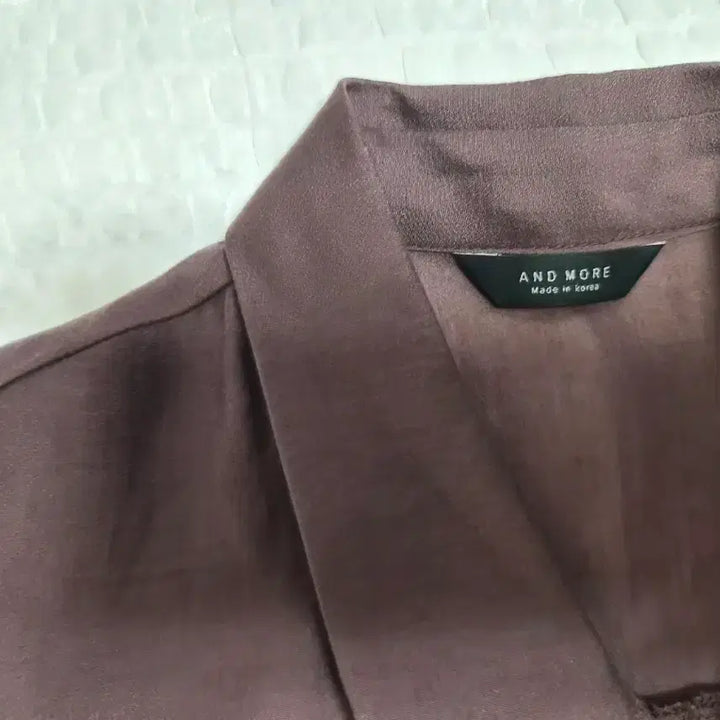 [SOLD OUT] (새상품)앤드모어 브라운 실크 블라우스