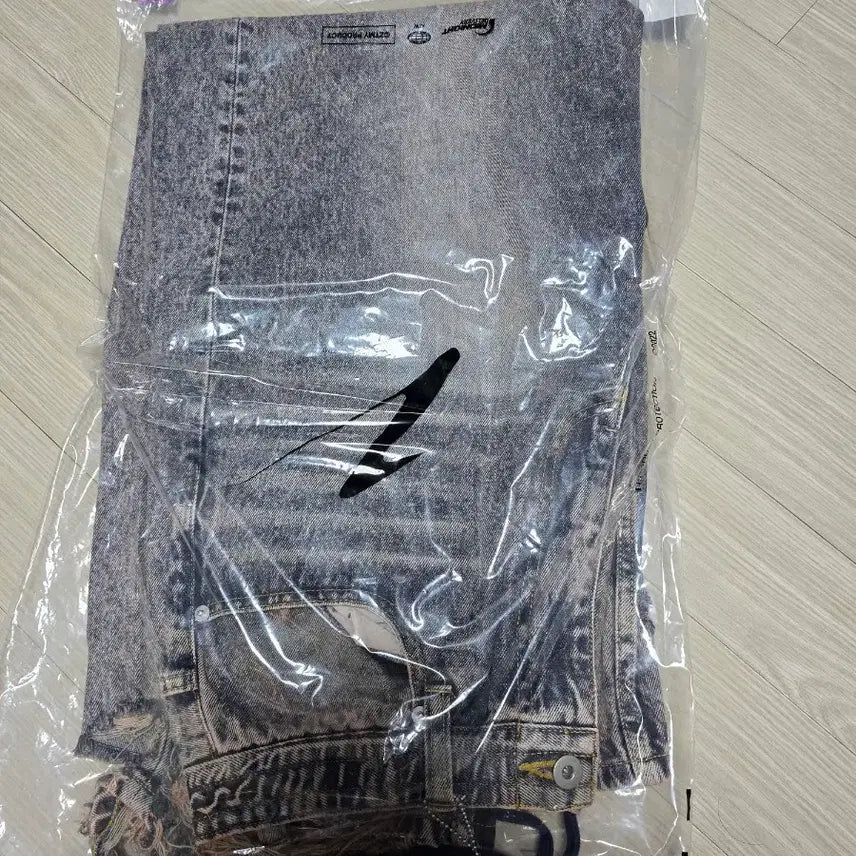 [BUNJANG] Zutomayo Vintage Denim Jacket L / (미개봉) zutomayo 좀크라 빈티지 데님L 판매합니다.