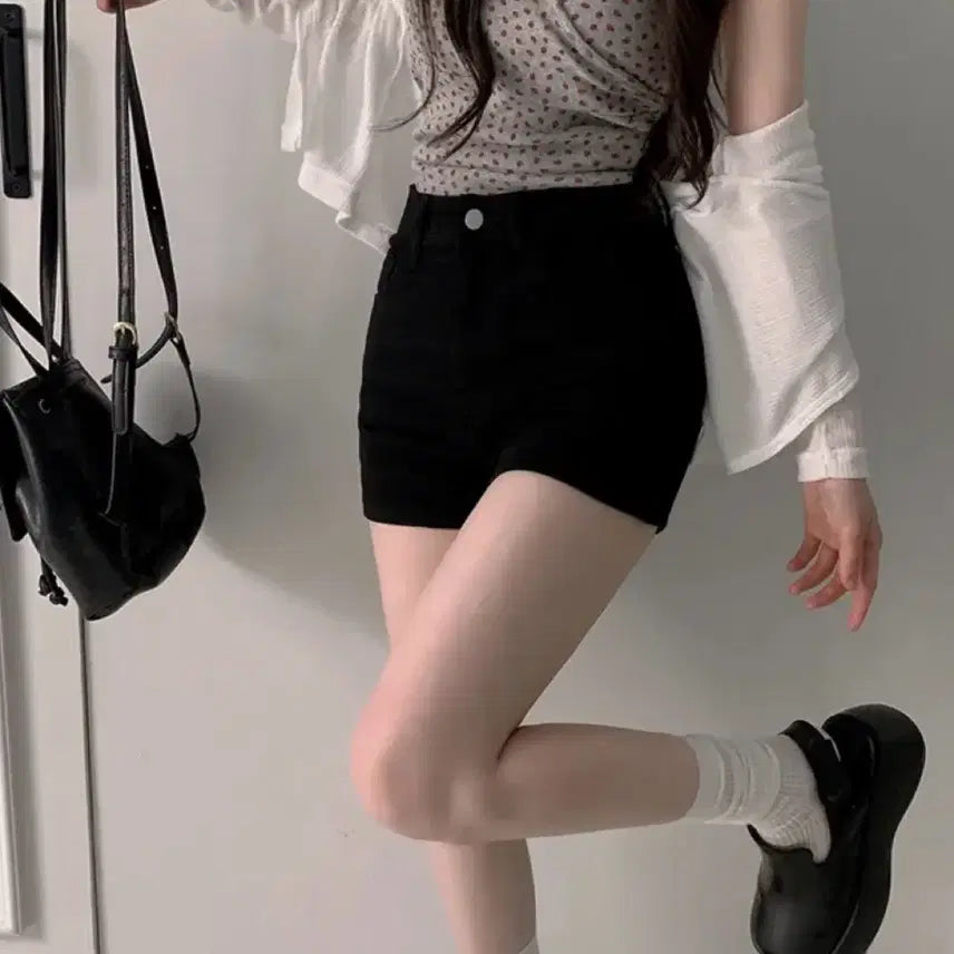 [BUNJANG] Ablley High-Waisted Button Detail Black Shorts (S) / 에이블리 골반패드 원버튼 블랙 반바지 (S)