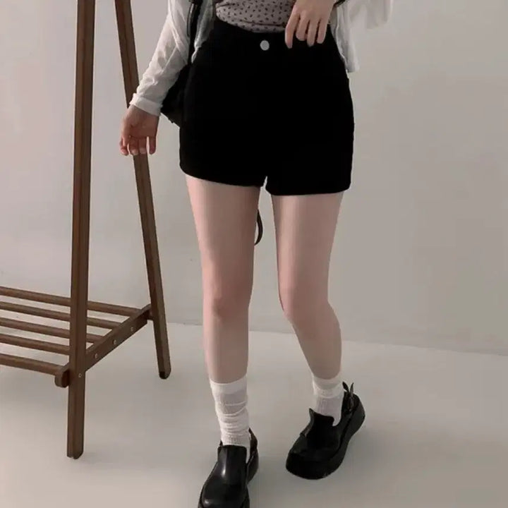 [BUNJANG] Ablley High-Waisted Button Detail Black Shorts (S) / 에이블리 골반패드 원버튼 블랙 반바지 (S)