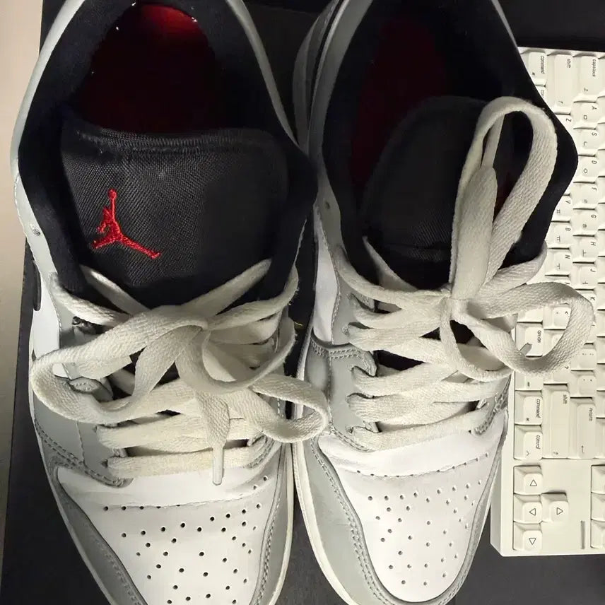 [BUNJANG] Nike Jordan 1 Low Smoke Grey Sneakers / 조던1 로우 스모크 그레이