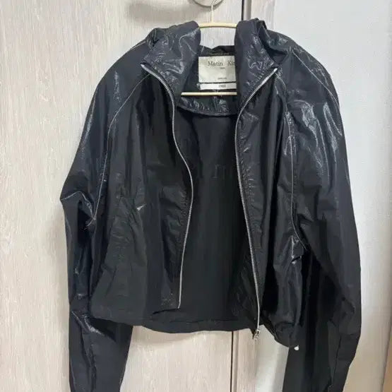 [SOLD OUT] 마뗑킴 블랙 후드 윈드브레이커 크롭 바람막이