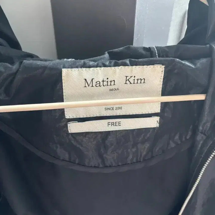 [SOLD OUT] 마뗑킴 블랙 후드 윈드브레이커 크롭 바람막이
