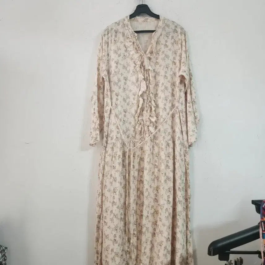 [BUNJANG] Floral Long Dress with Frill Detail / 플라워 롱 원피스 잔꽃무늬 프릴 장식