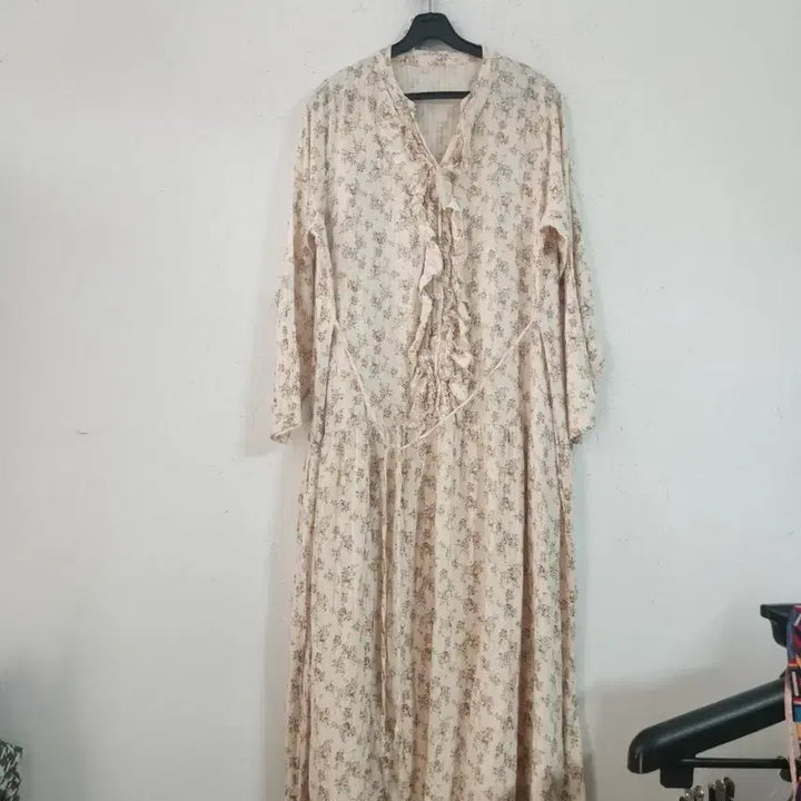 [BUNJANG] Floral Long Dress with Frill Detail / 플라워 롱 원피스 잔꽃무늬 프릴 장식