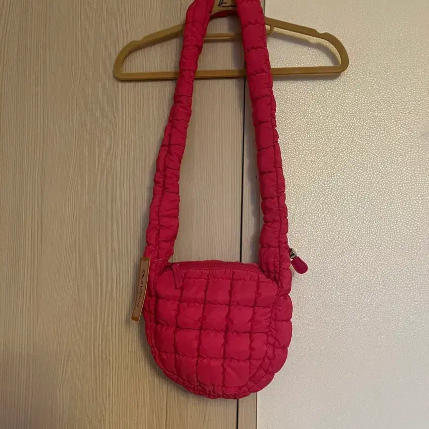 [BUNJANG] Ourplace Quilted Shoulder Bag Hot Pink / 새상품) ourplace 퀼팅 숄더백 핫핑크 데일리백 미니백