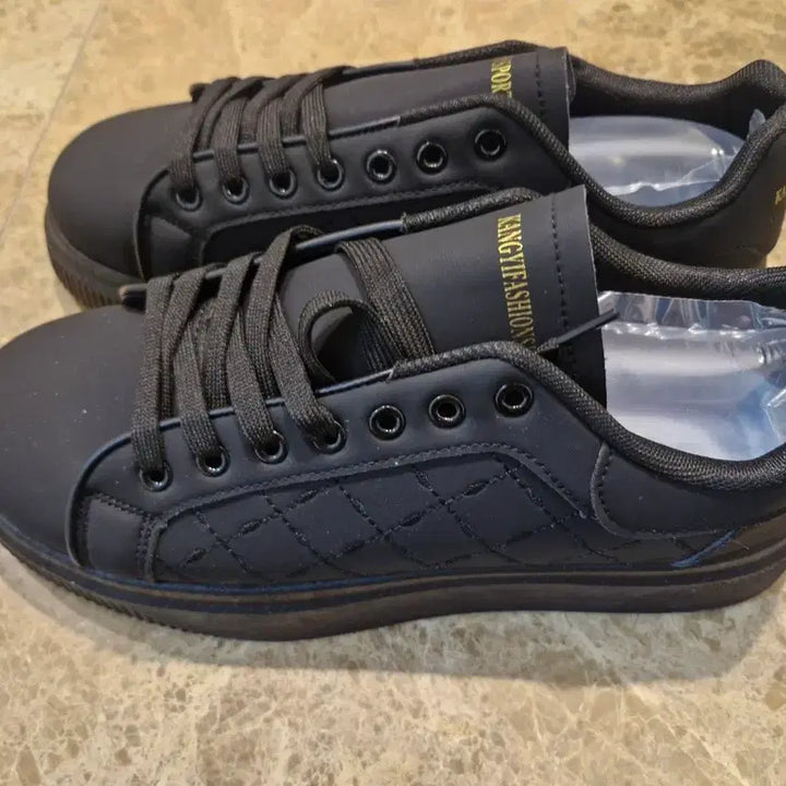 [BUNJANG] Black Quilted Sneakers 270 / 깔끔한 블랙 스니커즈 270 (새상품)