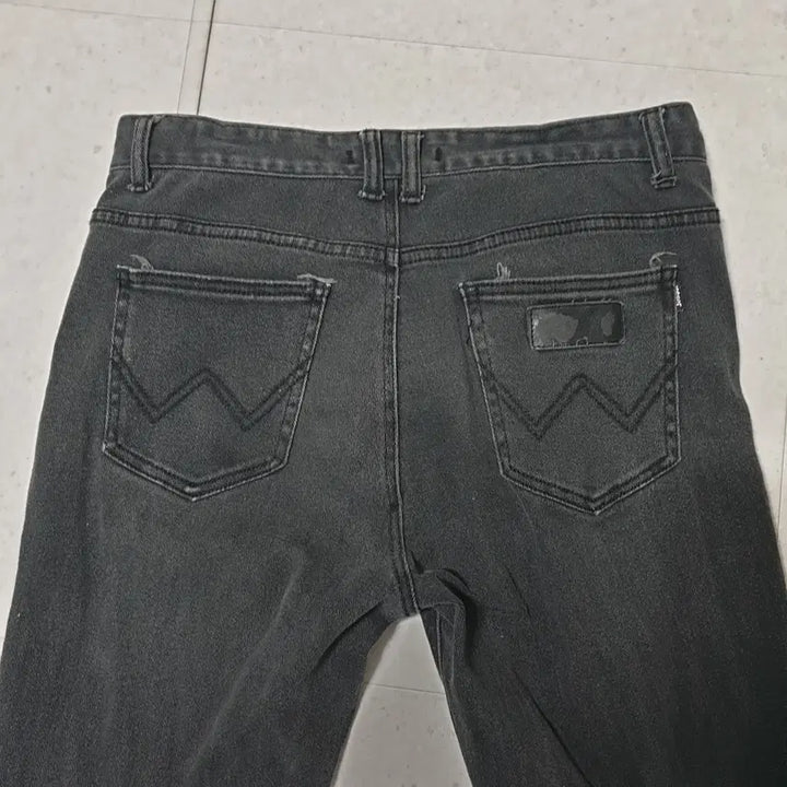 [BUNJANG] 공용 바지 30 JUN DOL JEANS 청바지 블랙 (얼룩) / 공용 바지 30 JUN DOL JEANS 청바지 블랙 (얼룩)