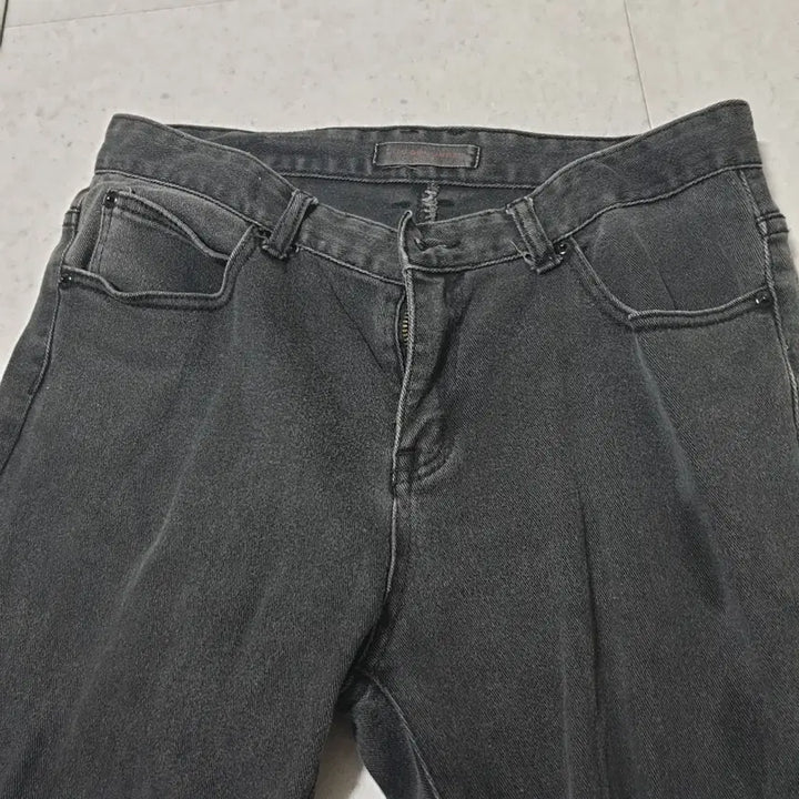 [BUNJANG] 공용 바지 30 JUN DOL JEANS 청바지 블랙 (얼룩) / 공용 바지 30 JUN DOL JEANS 청바지 블랙 (얼룩)