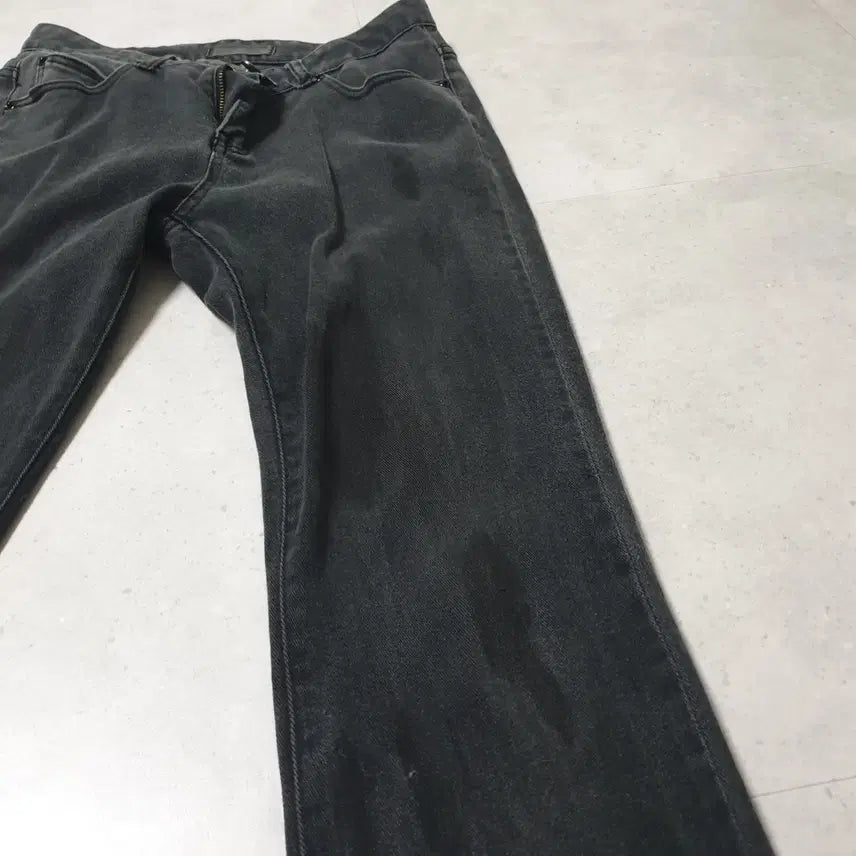 [BUNJANG] 공용 바지 30 JUN DOL JEANS 청바지 블랙 (얼룩) / 공용 바지 30 JUN DOL JEANS 청바지 블랙 (얼룩)