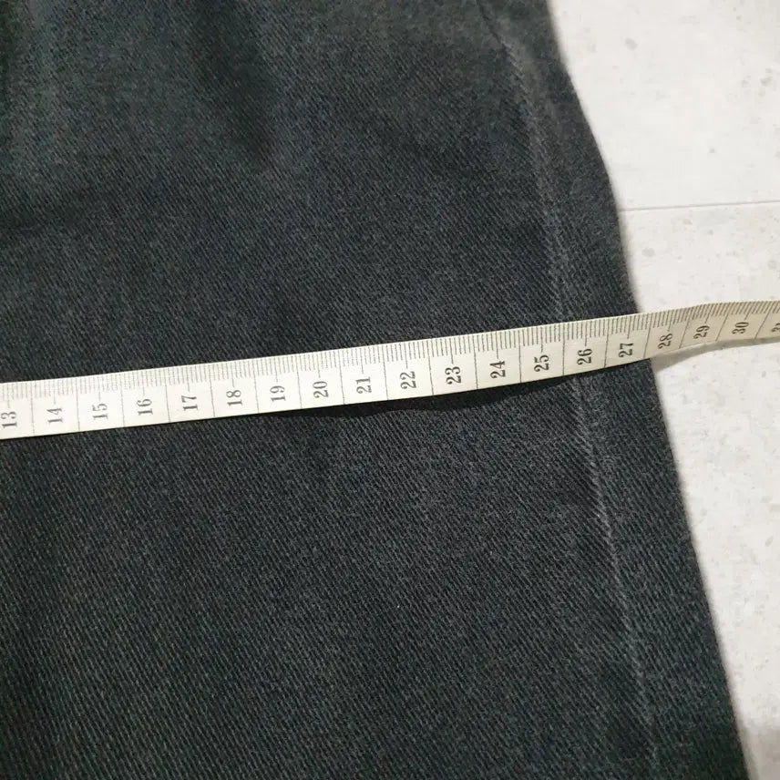 [BUNJANG] 공용 바지 30 JUN DOL JEANS 청바지 블랙 (얼룩) / 공용 바지 30 JUN DOL JEANS 청바지 블랙 (얼룩)