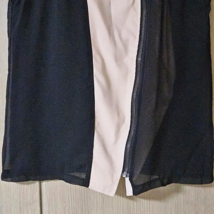 [BUNJANG] Color Block Sheer Vest - Black/Ivory / 배색 시스루 조끼 베스트 블랙/아이보리 66