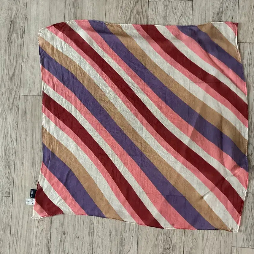 [BUNJANG] GUESS Silk Stripe Scarf / GUESS 게스 실크 스트라이프 스카프