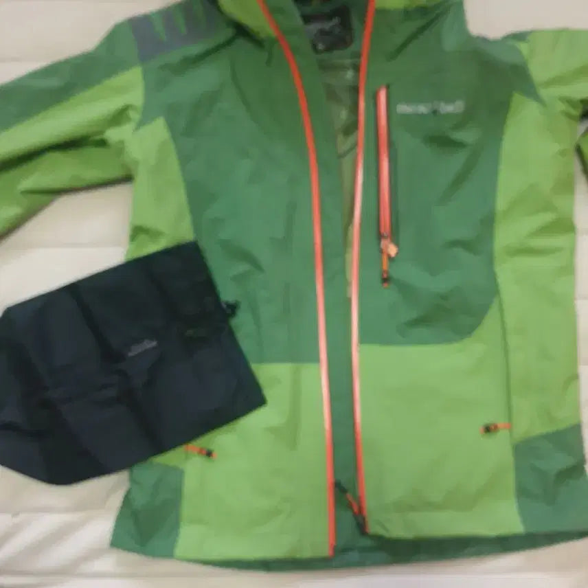[BUNJANG] Montbell Gore-Tex Outdoor Jacket (Size 95) - Olive Green / 중고a급정도 고어텍스 자켓 95 몽벨 아웃도어 95 올리버그린색