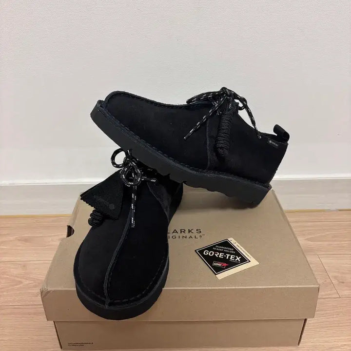 [BUNJANG] Clarks Desert Trek GORE-TEX Vibram Black Suede Boots (260mm) / 새상품) 260 클락스 데저트 트랙 고어텍스 비브람 블랙 스웨이드