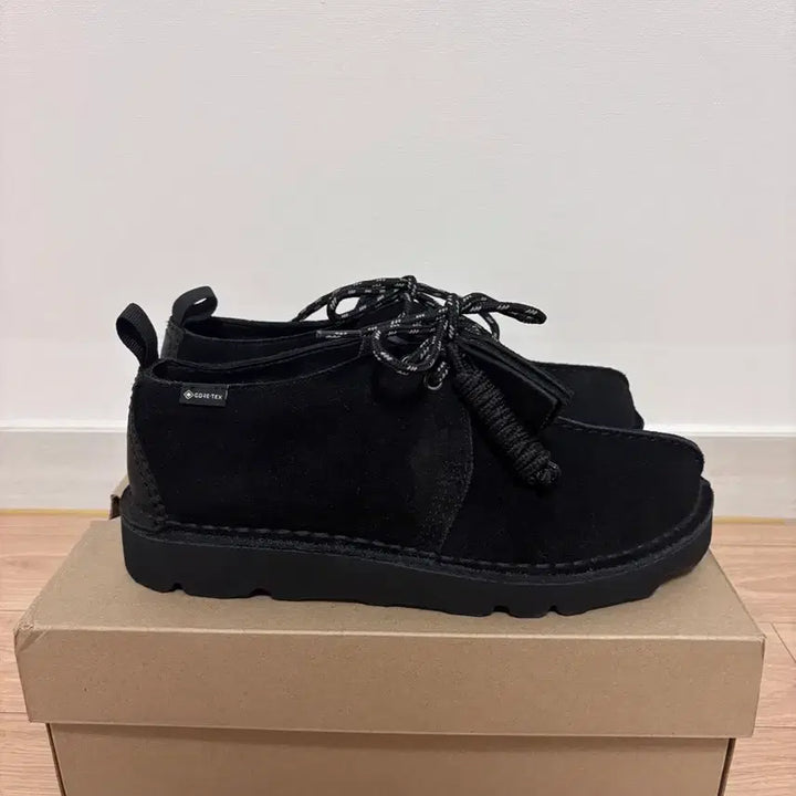 [BUNJANG] Clarks Desert Trek GORE-TEX Vibram Black Suede Boots (260mm) / 새상품) 260 클락스 데저트 트랙 고어텍스 비브람 블랙 스웨이드