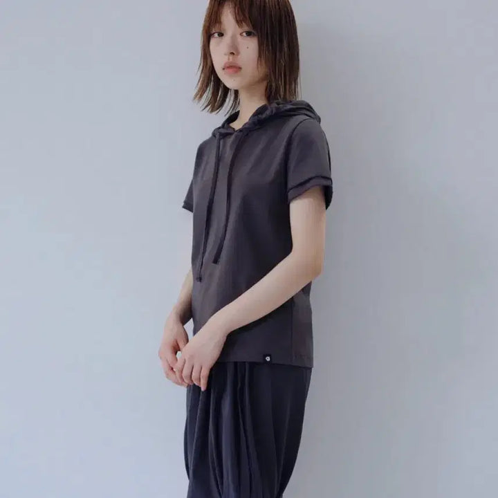[BUNJANG] OHEHIO Hooded Layered Sleeve T-shirt Charcoal / 오헤시오 후드 레이어드 슬리브 티셔츠 차콜