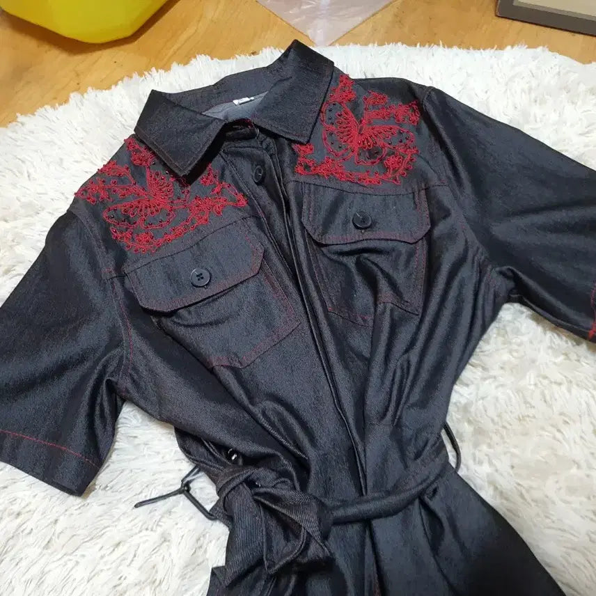[BUNJANG] 새상품/세련된 데님 소재에 고급스러운 자수가 놓인 셔츠 원피스예요.소재 / 새상품/세련된 데님 소재에 고급스러운 자수가 놓인 셔츠 원피스예요.소재