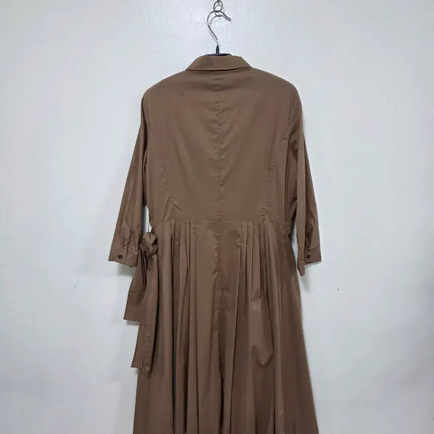 [BUNJANG] BCBG 베이지 셔츠형 플레어 원피스.260424 / BCBG 베이지 셔츠형 플레어 원피스.260424