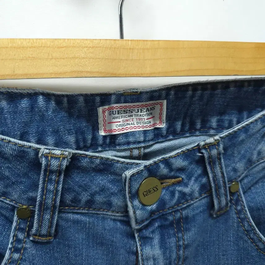 [BUNJANG] Guess Classic Back Logo Patch Denim Pants (29) / 게스 남여공용 클래식 백로고 와펜 중청 데님 팬츠(29)