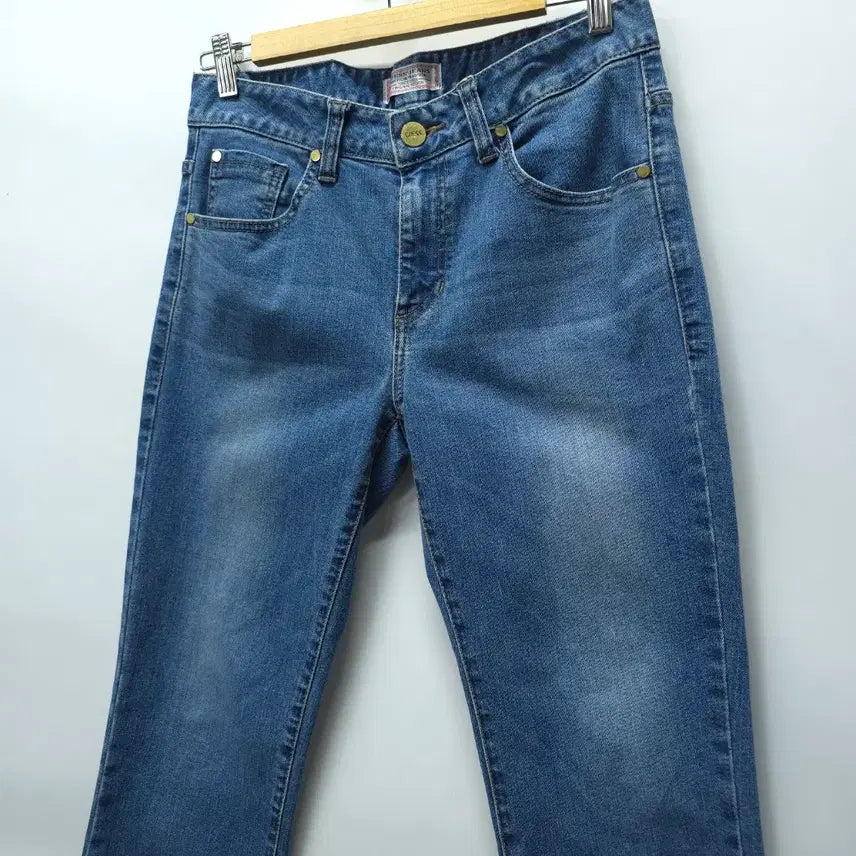 [BUNJANG] Guess Classic Back Logo Patch Denim Pants (29) / 게스 남여공용 클래식 백로고 와펜 중청 데님 팬츠(29)