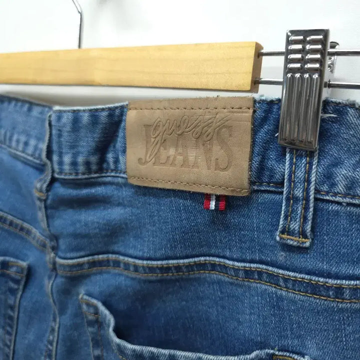 [BUNJANG] Guess Classic Back Logo Patch Denim Pants (29) / 게스 남여공용 클래식 백로고 와펜 중청 데님 팬츠(29)