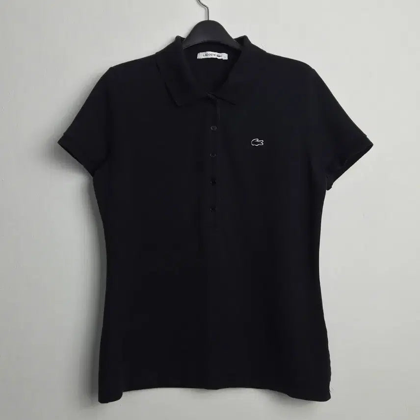 [SOLD OUT] 라코스테 여성 슬림핏 5버튼 카라티 블랙